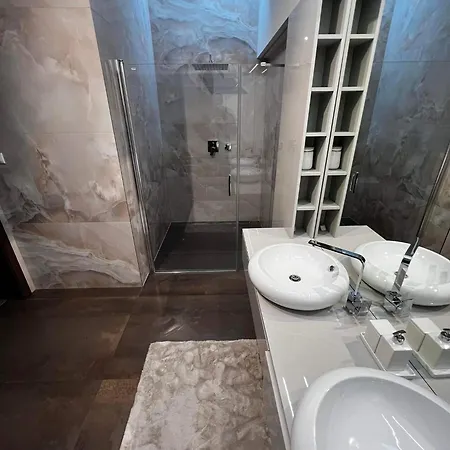 S Vírivkou V Centre - *